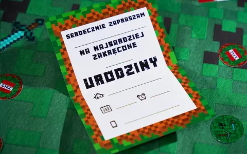 Zaproszenia na urodziny w stylu Minecraft. Jak przygotować zaproszenia na urodziny dla dzieci z postaciami z bajek i gry? Pikselowe detale i ikony gry.