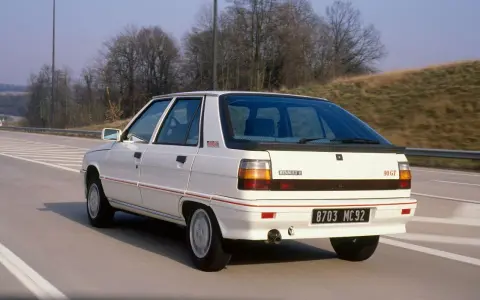 Biały Renault 11 90 GT z lat 80. jedzie autostradą.