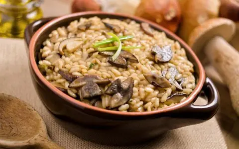 Czy ryż do sushi nadaje się do risotto? Odkryj różnice i porady