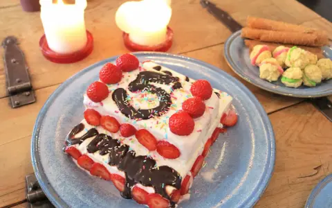 En härlig glasstårta med jordgubbar och chokladdrizzle, perfekt för ett födelsedagskalas. Den ser ut som en liten glasstårta lastbil!