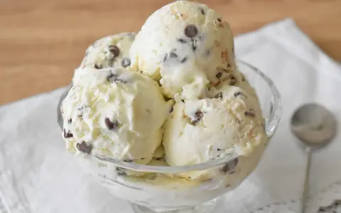 Pyszne lody straciatella w szklanej miseczce, pełne czekoladowych kawałków. Idealne na deser.