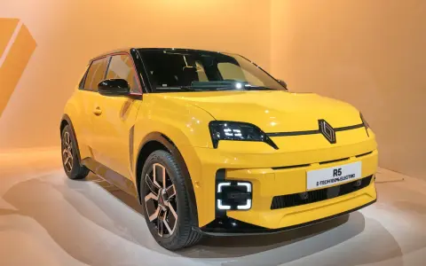 Renault 5 elettrica: dimensioni compatte e design iconico. Un'auto urbana perfetta per la città, con un look moderno e accattivante.