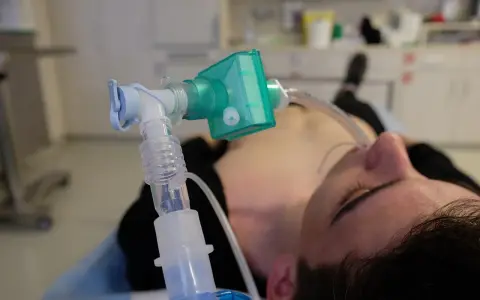 Beatmungsgerät auf Intensivstation unterstützt einen Patienten mit COPD.