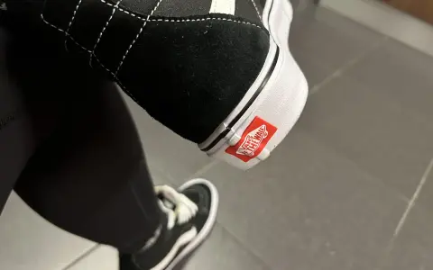 Czarne Vans z białym logo "Vans Off The Wall" na podeszwie. Oryginalne Vans a podróbki - te wyglądają na autentyczne.