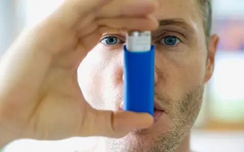 Mann mit Inhalator, bereit gegen **Asthma und Hitze** vorzugehen.
