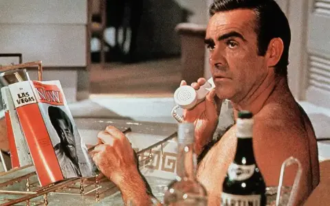 Sean Connery w wannie, rozmawiający przez telefon, z magazynem "Las Vegas Now" i butelką Martini. Wstrząśnięte, nie zmieszane.
