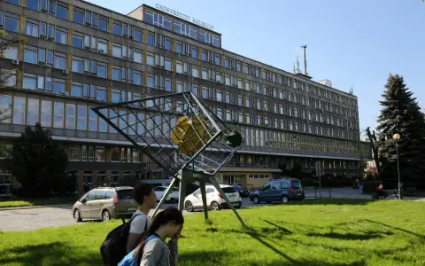 Uniwersytet Rolniczy w Krakowie. Przed monumentalnym budynkiem stoi abstrakcyjna rzeźba.