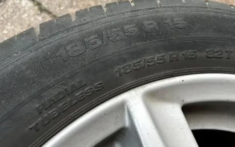 Opona radialna 185/55 R15 Tubeless. Widoczny rozmiar i oznaczenie radialnej konstrukcji.