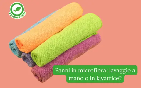 Panni in microfibra colorati, perfetti per scoprire come lavare le pezze in lavatrice senza rovinarle.