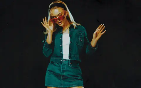 Zara Larsson 2024 i en snygg denim-outfit med röda solglasögon, redo att ta världen med storm.
