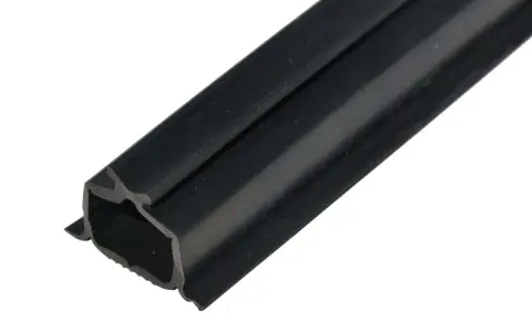 Profilé noir en EPDM, idéal pour l'étanchéité et la protection. Sa forme complexe assure une fixation solide et une barrière efficace.