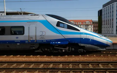 Pendolino PKP Intercity ED250-012g, gotowe do podróży z Poznania do Warszawy.