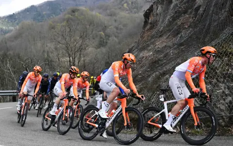 Radsportler des Teams INEOS Grenadiers fahren auf einer Bergstraße.