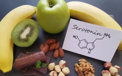 Banany, kiwi, jabłko, czekolada i orzechy. Na kartce wzór chemiczny serotoniny. W czym jest serotonina? W tych produktach!