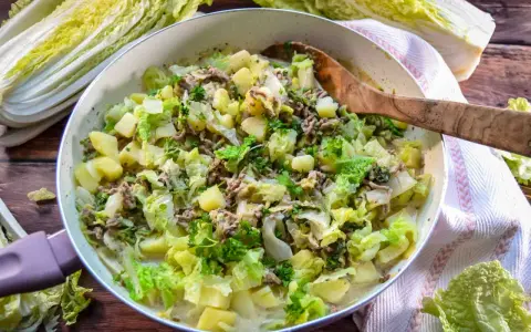 Herzhaftes Chinakohl Rezept mit Hackfleisch und Kartoffeln in einer Pfanne, garniert mit Petersilie.