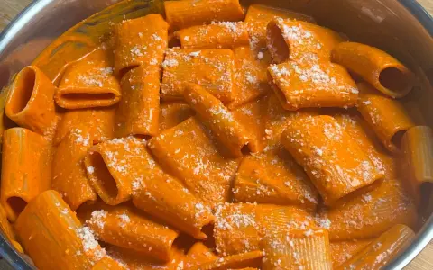 Rigatoni cremosa con un sugo rosso piccante, condita con parmigiano. Un piatto di pasta con nduja che fa venire l'acquolina in bocca.