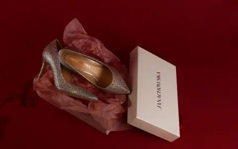Srebrne, błyszczące szpilki w pudełku. Idealne buty na studniówkę, które dodadzą blasku każdej stylizacji.
