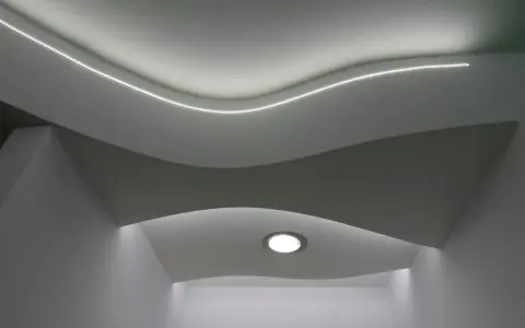 Controsoffitto in polistirolo con illuminazione a LED integrata, crea un effetto ondulato e moderno.