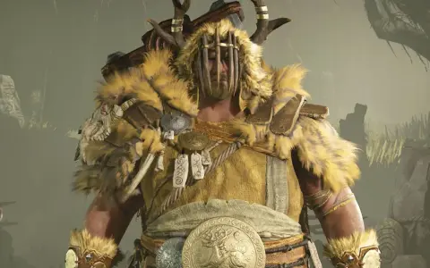 Un imponente druida de Diablo 4, con armadura de pieles y cuernos, listo para la batalla.