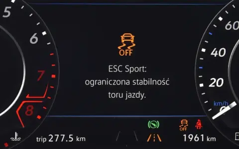 Kontrolka ESP OFF świeci, informując o ograniczonej stabilności toru jazdy. Szarpanie auta może być związane z tym trybem.