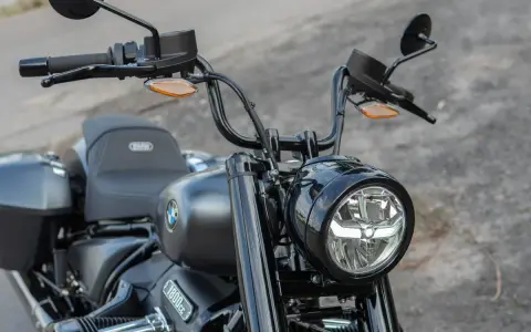 Nowoczesny motocykl BMW z charakterystycznymi światłami do jazdy dziennej. Przepisy dotyczące ich używania są ważne dla bezpieczeństwa.