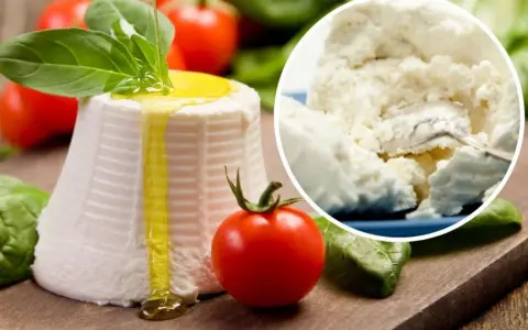 Świeża ricotta z oliwą i bazylią, idealna do sałatek, past czy jako dodatek do dań. Pyszna i wszechstronna!