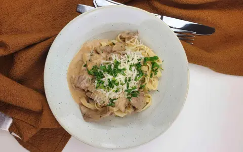 En krämig ryggbiff pasta med svamp, toppad med riven ost och persilja. En härlig middag!
