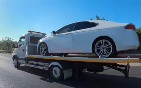 Jak poprawnie holować auto, aby uniknąć niebezpieczeństw i kosztów