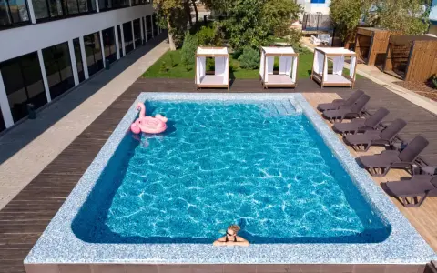 Relaks przy basenie z dmuchanym flamingiem. Idealne miejsce na wypoczynek w hotelu Karpacz w Karpaczu.