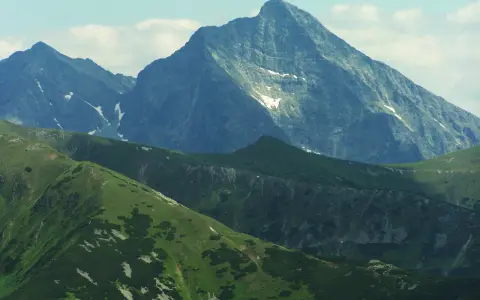Majestatyczny szczyt w Tatrach 2494 m góruje nad zielonymi zboczami.