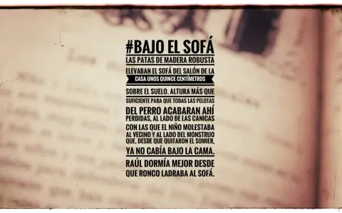 Texto de un microrrelato sobre un sofá y un perro, con un estilo vintage.