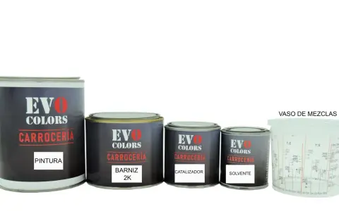 Latas de pintura bicomponente para carrocería: pintura, barniz 2K, catalizador y solvente, junto a un vaso de mezclas.