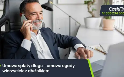 Uśmiechnięty mężczyzna rozmawia przez telefon, obok niego widoczny jest wzór umowy spłaty długu.