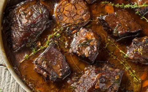 Succulenta carne in umido, tenera e saporita, cotta lentamente in un ricco sugo con aglio e erbe aromatiche.