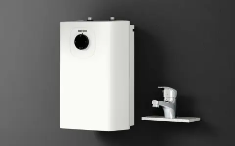 Stiebel Eltron SNU 5 SL: Kompakter Warmwasserbereiter neben einem modernen Wasserhahn.
