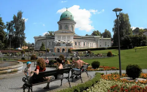 Park zdrojowy z pijalnią wód, idealne miejsce dla szukających najlepszych sanatoriów w Polsce.