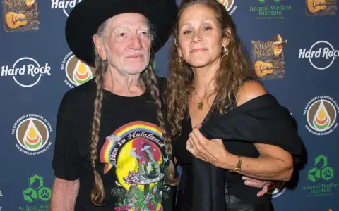 Willie Nelson z żoną Annie D'Angelo pozują do zdjęcia.