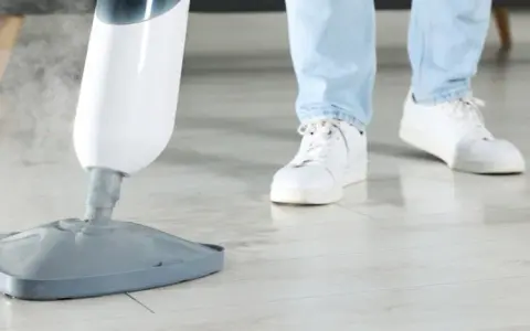 Mop parowy na drewno: Tak, ale z głową! Poradnik eksperta
