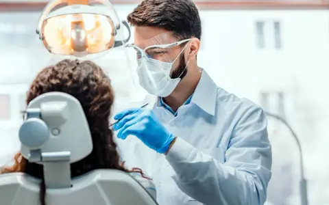 Czy przed wizytą u dentysty można wziąć tabletkę przeciwbólową bez ryzyka?