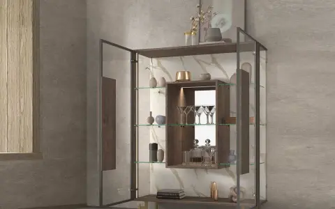 Vitrina de cristal con estantes iluminados, ideal para exhibir copas, botellas y objetos decorativos.