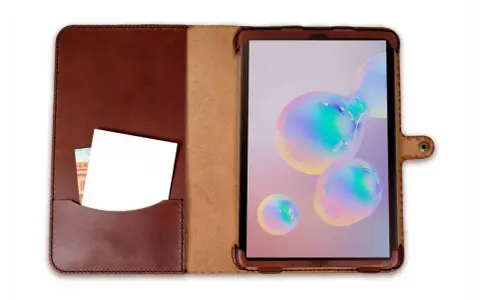 Brązowe skórzane etui na Samsung S6 Lite z miejscem na karty i dokumenty. Tablet w etui wyświetla kolorowe bańki.