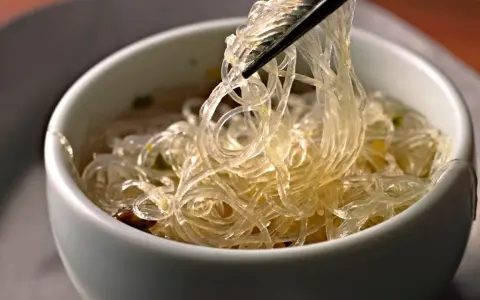 Przezroczysty makaron ryżowy, podnoszony pałeczkami z miseczki. Niska zawartość kcal sprawia, że to lekka przekąska.