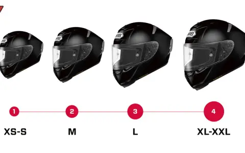 Cuatro tipos de cascos negros de moto, de menor a mayor tamaño, etiquetados XS-S, M, L, XL-XXL.