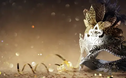 Elegancka maska karnawałowa, złote konfetti i serpentyny zapowiadają wspaniałe zabawy karnawałowe dla młodzieży.