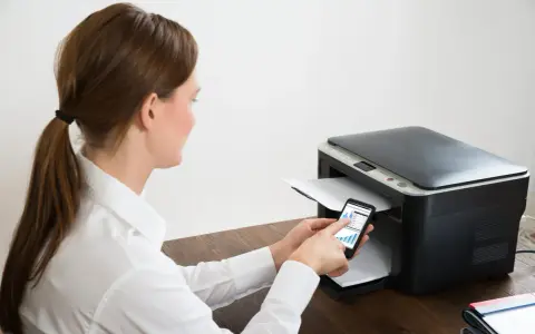 Frau verbindet Epson Drucker mit WLAN über ihr Smartphone.