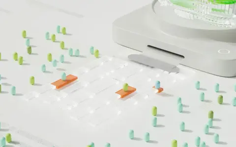 Junior QA engineer testuje grę planszową z kolorowymi pionkami i przezroczystymi elementami.