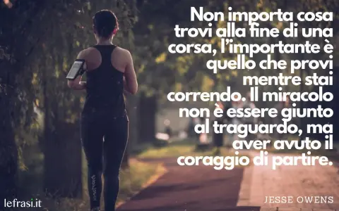 Donna corre su un sentiero. Frasi sulla corsa: "Il miracolo non è essere giunto al traguardo, ma aver avuto il coraggio di partire." - Jesse Owens.