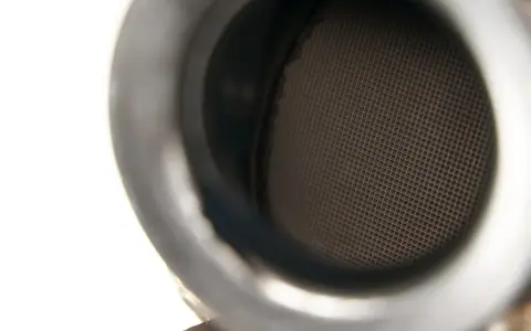 Wnętrze filtra DPF, co to jest? Widok na siatkowaną strukturę ceramiczną, która zatrzymuje cząstki sadzy.