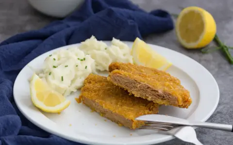 Chrupiący kotlet sojowy z puree ziemniaczanym i cytryną. Pyszne wegańskie danie.