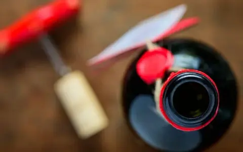 Otwarte wino: Jak zachować smak i aromat na dłużej?
